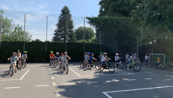 Fahrradtraining auf dem Schulhof